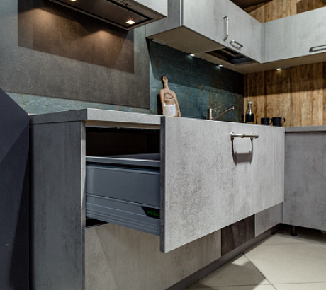 Как обустроить узкую кухню